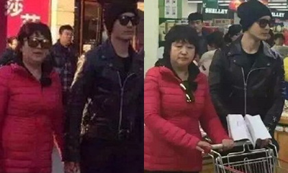 Huỳnh Hiểu Minh nắm tay mẹ tình cảm khi đi mua sắm