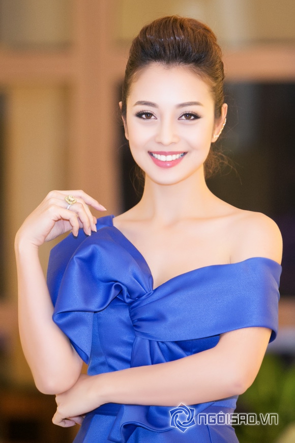 jennifer-pham-dien-dam-lech-vai-2resize-ngoisao.vn.stamp2.jpg
