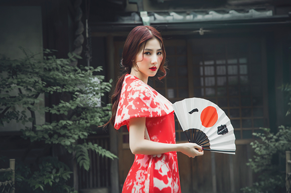 diem-my-9x-khoe-lung-tran-hoa-gai-nhat-day-quyen-ru008-ngoisao.vn.jpg