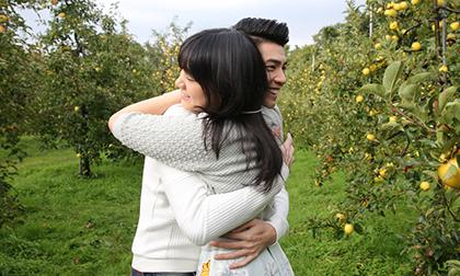 Noo Phước Thịnh ôm chặt bạn gái Nhật giữa vườn trái cây