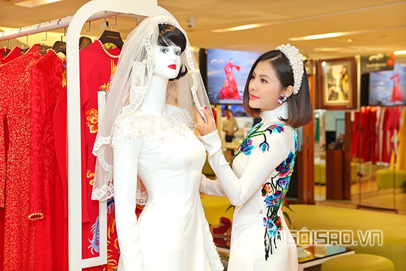 Vợ chồng Vân Trang lái xế hộp tiền tỷ đi thử trang phục cưới 7