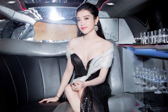 á hậu Huyền My khoe dáng sexy trên limousine 1