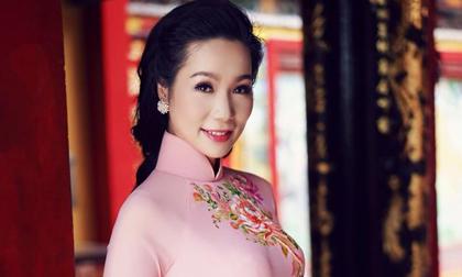 Á hậu Trịnh Kim Chi diện áo dài đón Tết