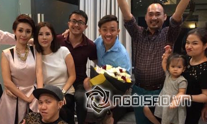 Trấn Thành 'tưng tửng' trong tiệc sinh nhật muộn sau khi thừa nhận yêu Hari Won