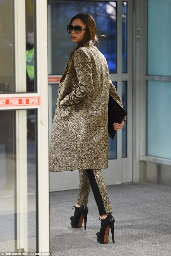 Victoria Beckham diện thời trang sang chảnh ở sân bay 2
