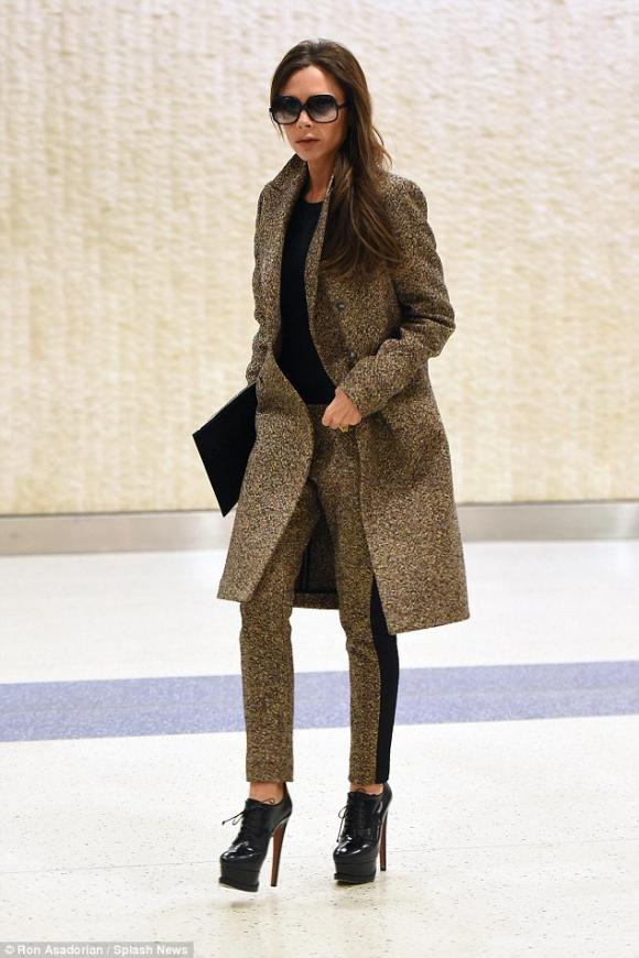 Victoria Beckham diện thời trang sang chảnh ở sân bay 1
