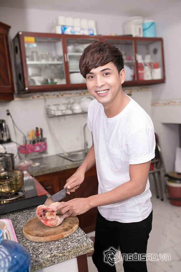 Hồ Quang Hiếu tự tay nấu ăn đãi gia đình ngày Tết 2