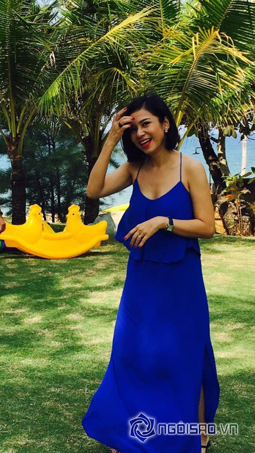 Việt Trinh vô tư đá bóng khi diện váy xẻ táo bạo 0