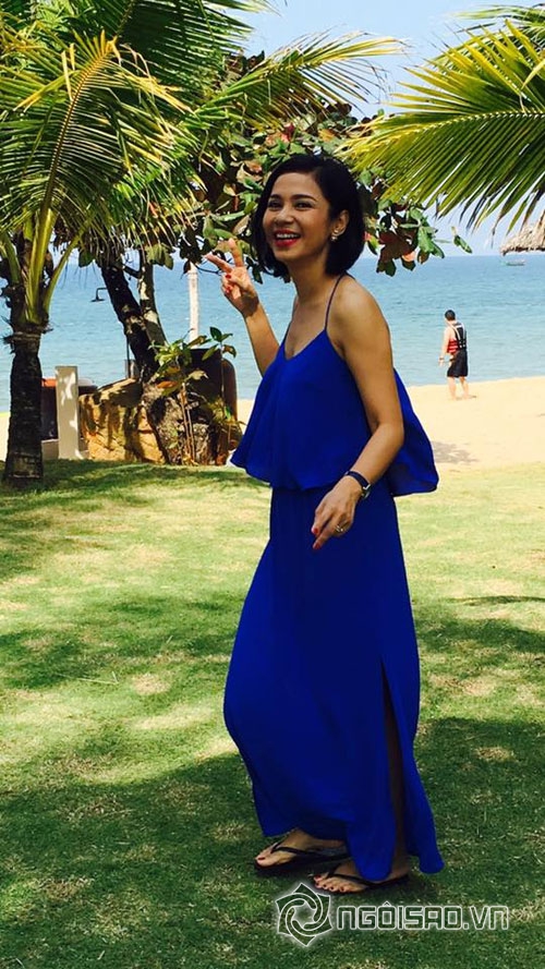 Việt Trinh vô tư đá bóng khi diện váy xẻ táo bạo 19