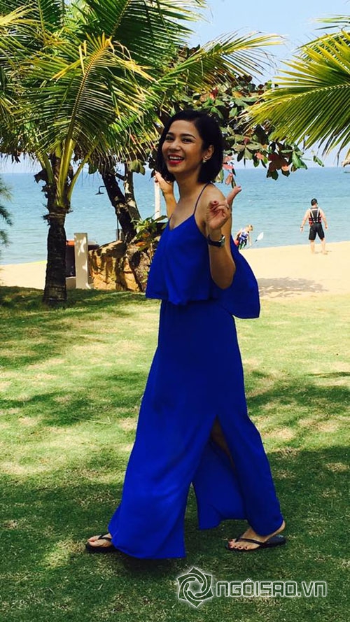Việt Trinh vô tư đá bóng khi diện váy xẻ táo bạo 6