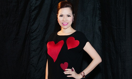 Hoa hậu Quý bà Bùi Thị Hà sang trọng nổi bật trong bộ đầm họa tiết trái tim