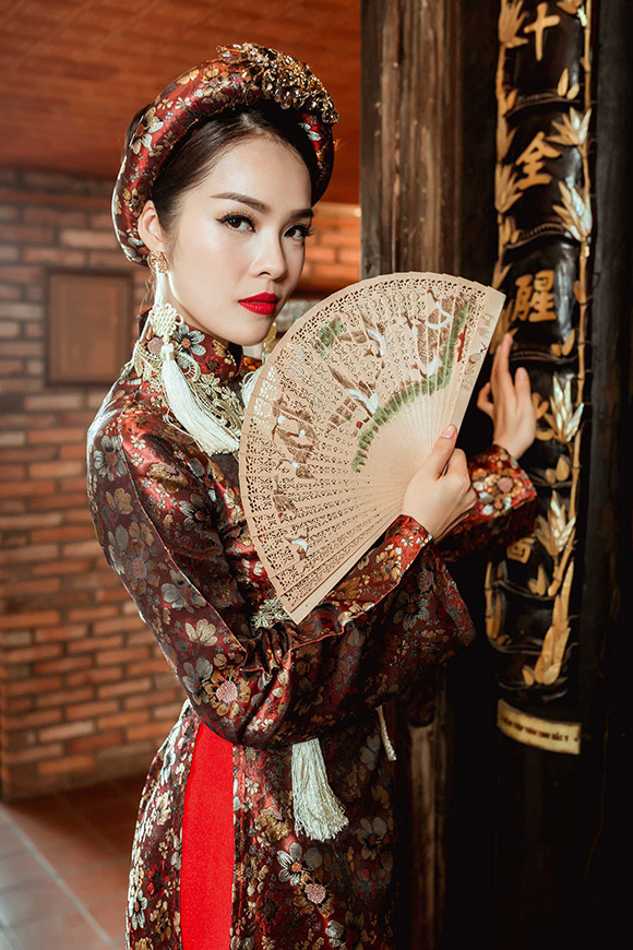 duong-cam-lynh-sac-sao-trong-hinh-tuong-phu-nu-xua005-ngoisao.vn.jpg