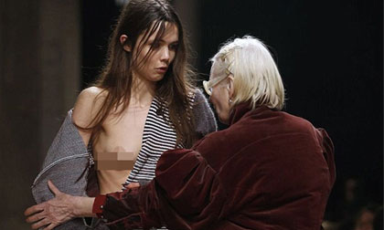 Siêu mẫu 'gặp nạn' hớ hênh trên sàn diễn Vivienne Westwood