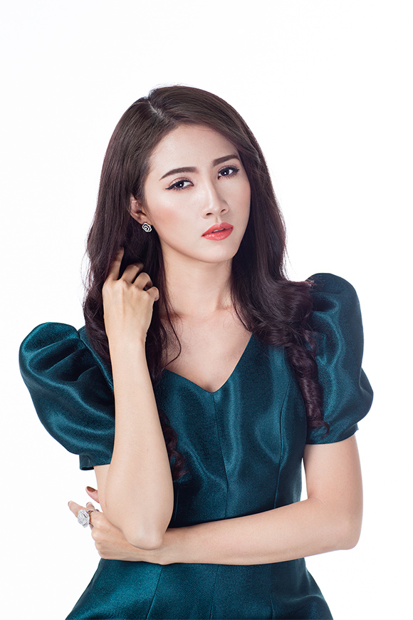 Phan Thị Mơ khoe vai trần gợi cảm sau tin đồn lấy chồng đại gia 9 Phan Thị Mơ khoe vai trần gợi cảm sau tin đồn lấy chồng đại gia 9