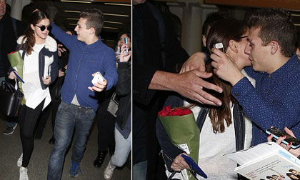 Selena Gomez bị fan nam cuồng ôm hôn, nắm tay