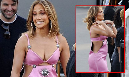 Jennifer Lopez mặc váy hở bạo tới trường quay American Idol