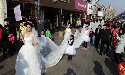 Cô dâu mặc váy cưới dài hơn 100m gây chú ý