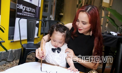 Hoa hậu Diễm Hương xinh đẹp cùng con học viết chữ