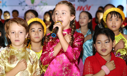 Xem đại sứ nhỏ tuổi nhất SOS thế giới hát quốc ca tại Asia Park