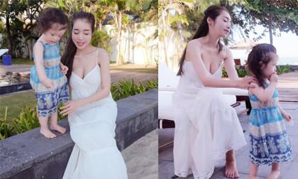 Elly Trần mặc áo hai dây gợi cảm cùng con gái ngắm biển
