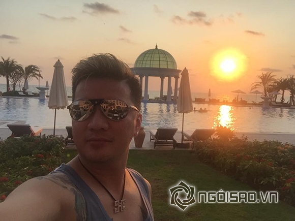 Đàm Vĩnh Hưng cởi trần công khai hình xăm mới trên ngực phải 1 Đàm Vĩnh Hưng cởi trần công khai hình xăm mới trên ngực phải 1