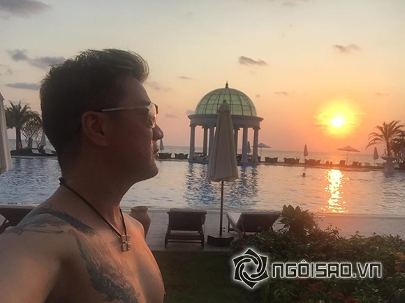 Đàm Vĩnh Hưng cởi trần công khai hình xăm mới trên ngực phải 2 Đàm Vĩnh Hưng cởi trần công khai hình xăm mới trên ngực phải 2