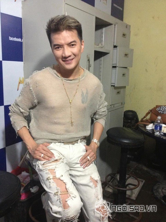 Đàm Vĩnh Hưng cởi trần công khai hình xăm mới trên ngực phải 5 Đàm Vĩnh Hưng cởi trần công khai hình xăm mới trên ngực phải 5