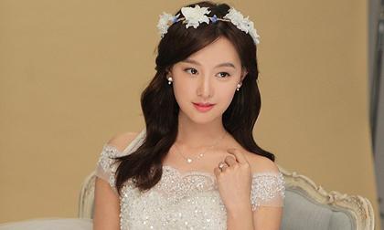 Sao 'Hậu duệ mặt trời' Kim Ji Won đẹp lộng lẫy trong bộ váy cưới