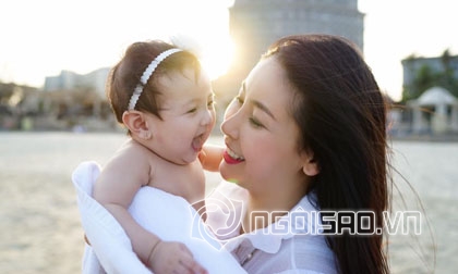 Hà Kiều Anh cùng con gái xinh như 'thiên thần' đón hoàng hôn