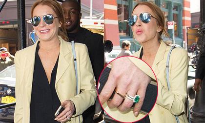 Lindsay Lohan tươi tắn trên phố khoe nhẫn đính hôn với thiếu gia giàu có