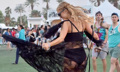 Quý cô Paris Hilton diện váy xuyên thấu vô tư chạy nhảy tung tăng 