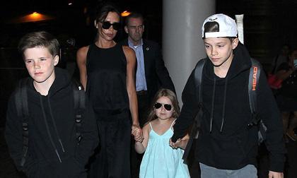 Mẹ con Victoria Beckham gây chú ý với thời trang chất lừ ở sân bay