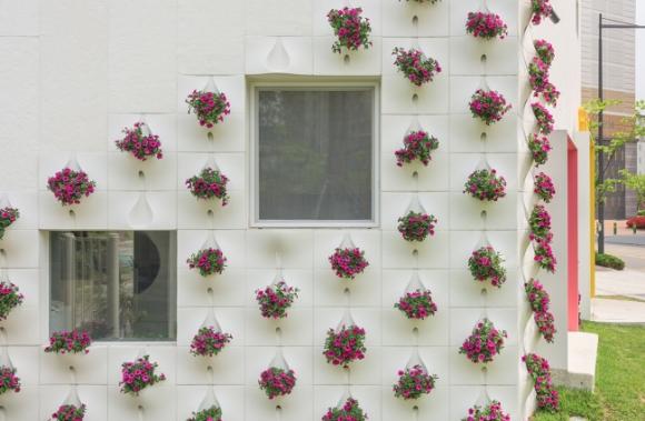 thac hoa tuong 1 ngoisao.vn Thiết kế bức tường độc đá biến thành thác hoa tuyệt đẹp mỗi khi mưa