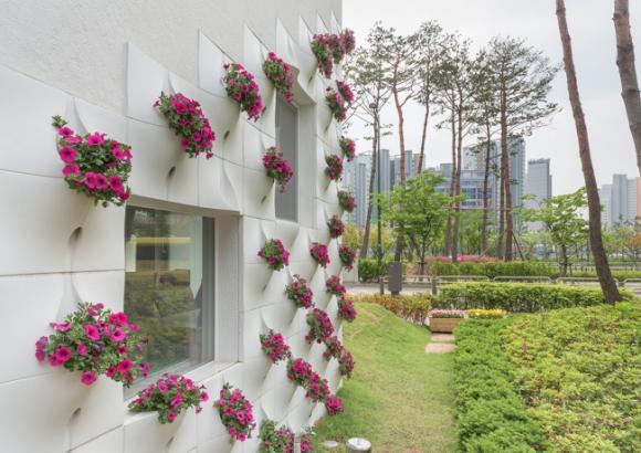 thac hoa tuong 2 ngoisao.vn Thiết kế bức tường độc đá biến thành thác hoa tuyệt đẹp mỗi khi mưa