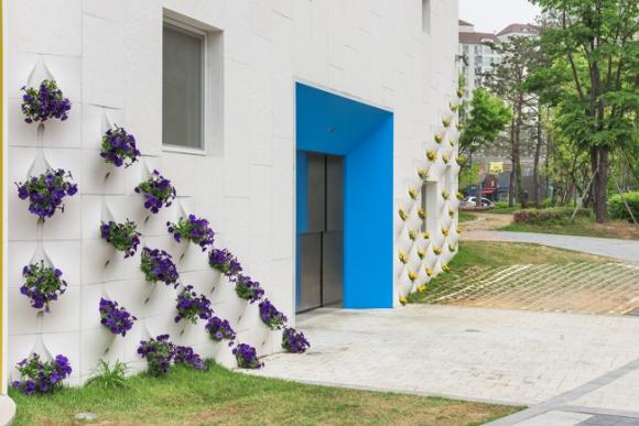 thac hoa tuong 3 ngoisao.vn Thiết kế bức tường độc đá biến thành thác hoa tuyệt đẹp mỗi khi mưa