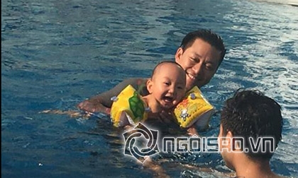 Con trai Tuấn Hưng thích thú khi tập bơi cùng bố