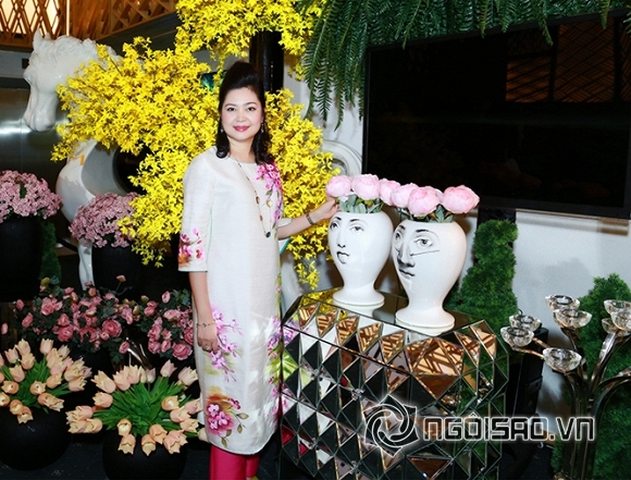 NTK Phùng Thị Thu Thuỷ diện áo dài vẽ tay rạng rỡ dự tuần lễ thời trang 0