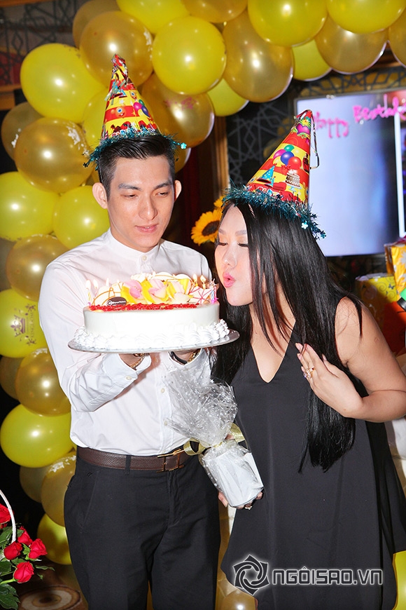 Ông xã hôn Phi Thanh Vân đắm đuối trong tiệc sinh nhật 2