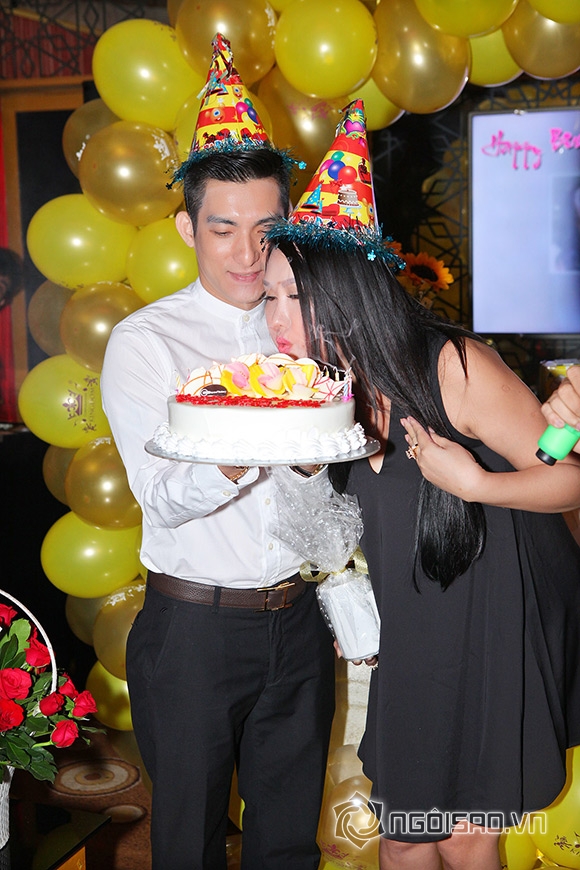 Ông xã hôn Phi Thanh Vân đắm đuối trong tiệc sinh nhật 3