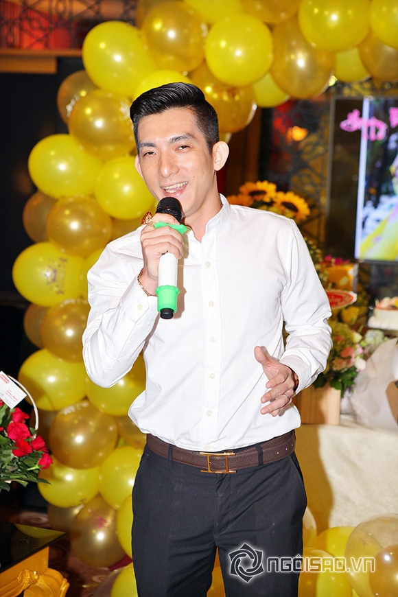 Ông xã hôn Phi Thanh Vân đắm đuối trong tiệc sinh nhật 11