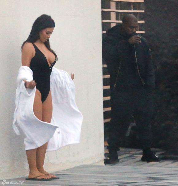 Kim Kardashian diện bikini 0