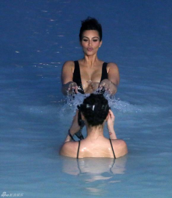 Kim Kardashian diện bikini 1