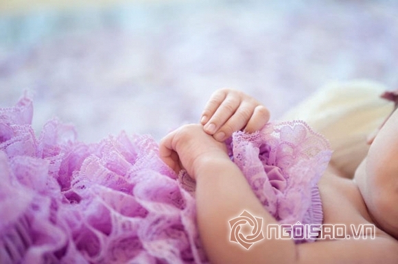 Hoa hậu Hà Kiều Anh khoe trọn bộ ảnh con gái lúc 1 tháng tuổi 8