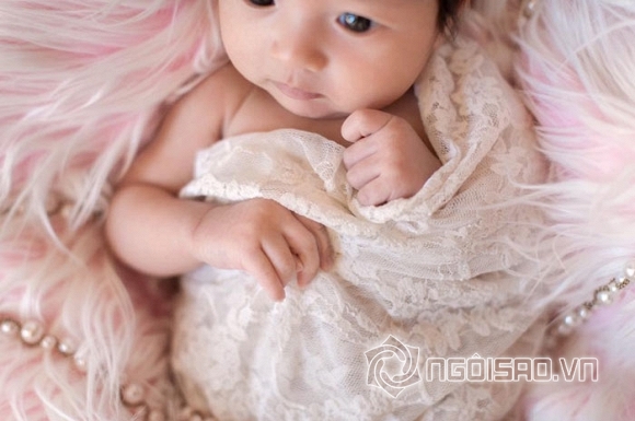 Hoa hậu Hà Kiều Anh khoe trọn bộ ảnh con gái lúc 1 tháng tuổi 0