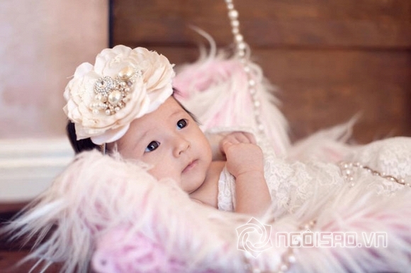 Hoa hậu Hà Kiều Anh khoe trọn bộ ảnh con gái lúc 1 tháng tuổi 1