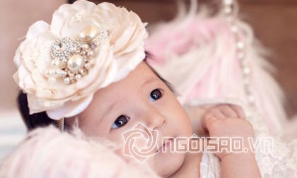 Hoa hậu Hà Kiều Anh khoe trọn bộ ảnh con gái lúc 1 tháng tuổi
