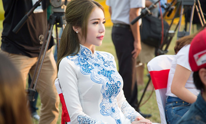 Elly Trần hút ánh nhìn với áo dài giữa Kinh Thành Huế