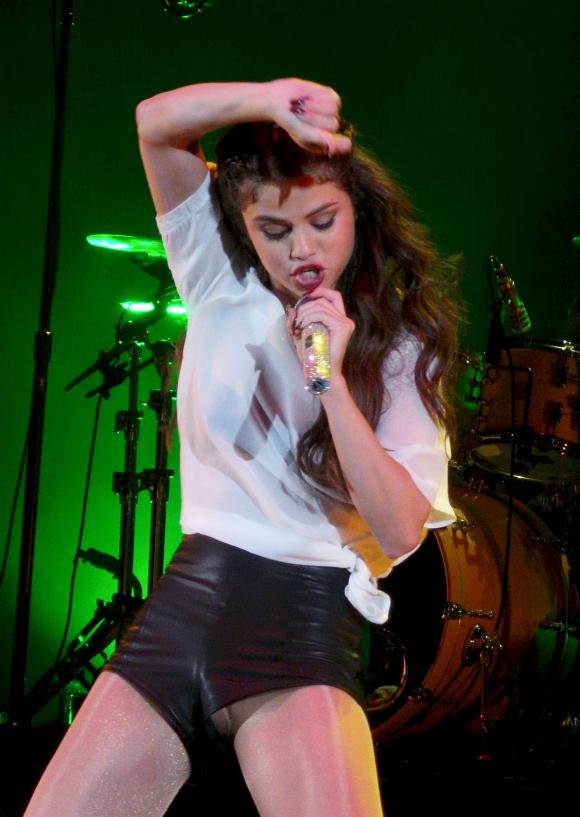 Loạt ảnh lỗi thời trang hớ hênh khiến Selena Gomez 'muối mặt'  8