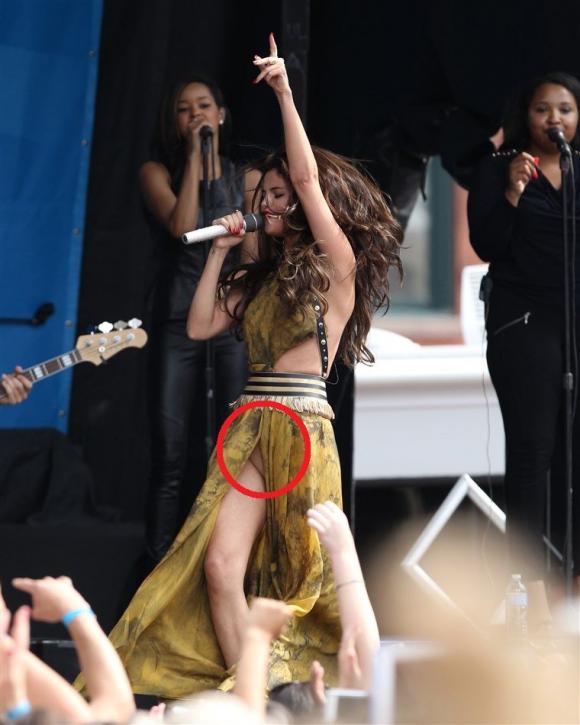 Loạt ảnh lỗi thời trang hớ hênh khiến Selena Gomez 'muối mặt'  0