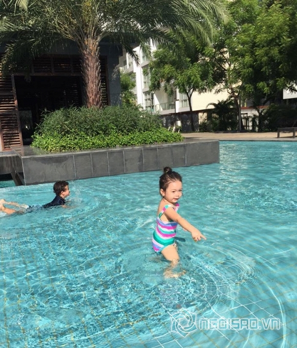 Con gái Đoan Trang diện áo tắm '7 màu' đi bơi cùng mẹ 0